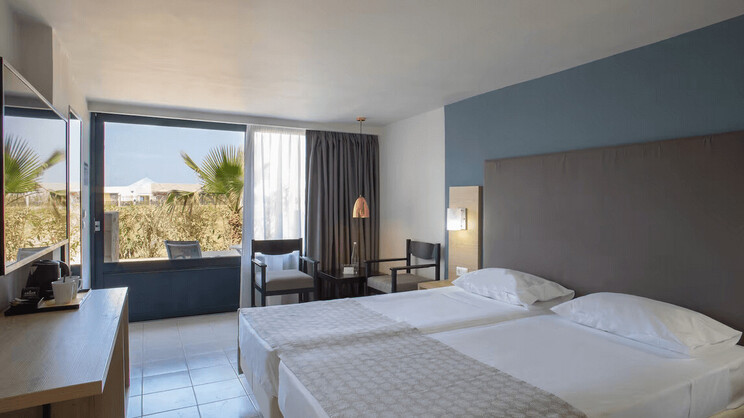 Open-Plan Family Room Garden View